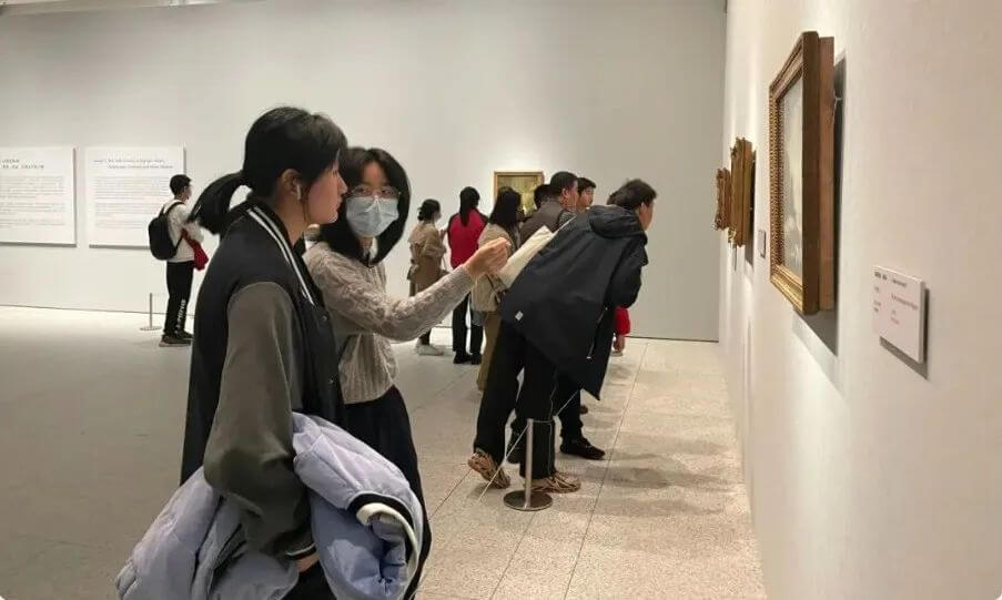 集体看展